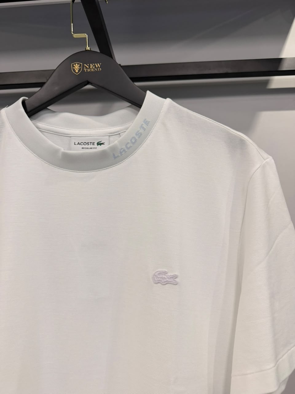 Camiseta Lacoste Branca com Logo na Gola foto 2