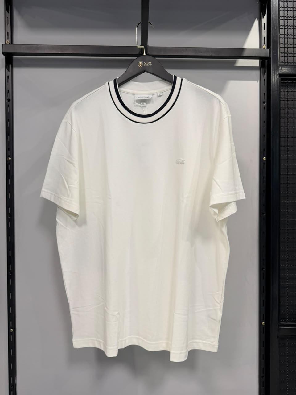 Camiseta Lacoste Off-white com Gola Listrada