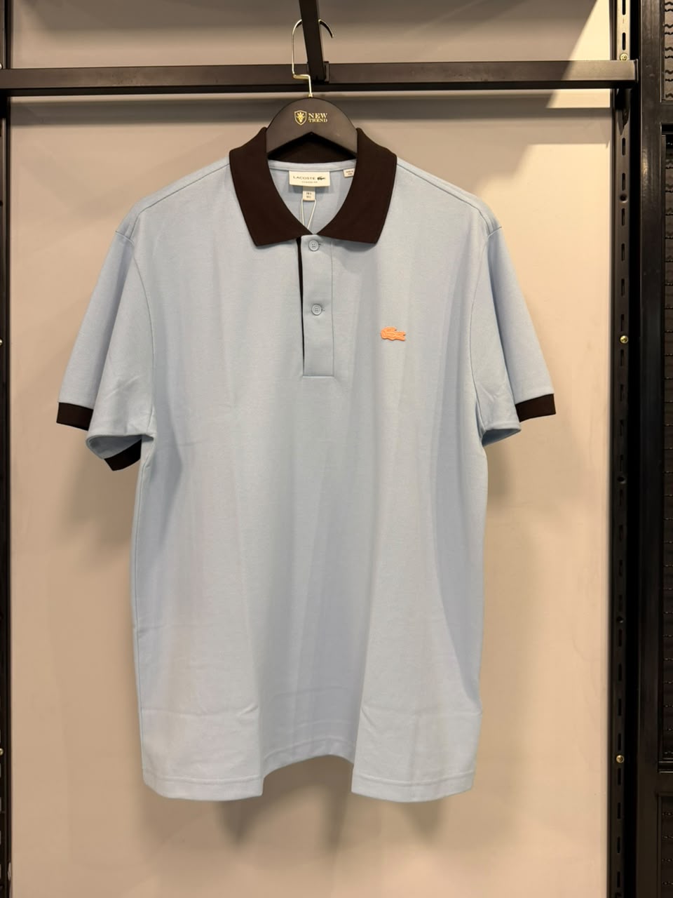 Polo Lacoste Azul Celeste com Croc Laranja