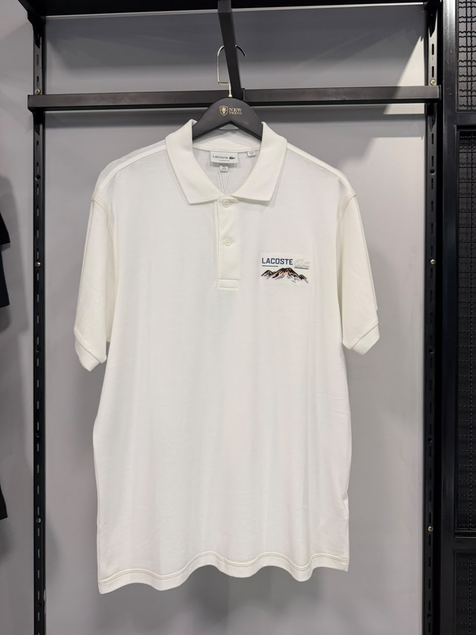Polo Lacoste Off-white com Bordado Montanha