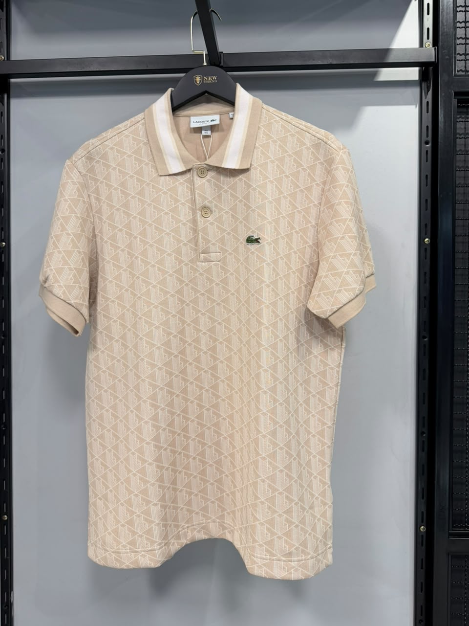 Polo Lacoste Areia com Monograma